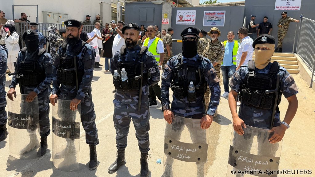 Security forces were called to the scene to keep protestors from vandalizing UN property | Photo: Ayman Al-Sahili/Reuters