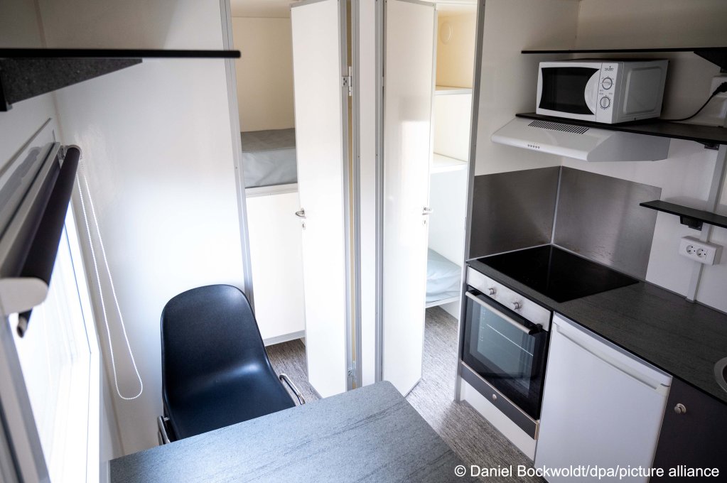 Inside a new tiny house built to house asylum seekers in Rothenburgsort, Hamburg | Photo: Daniel Bockwoldt/dpa/picture alliance