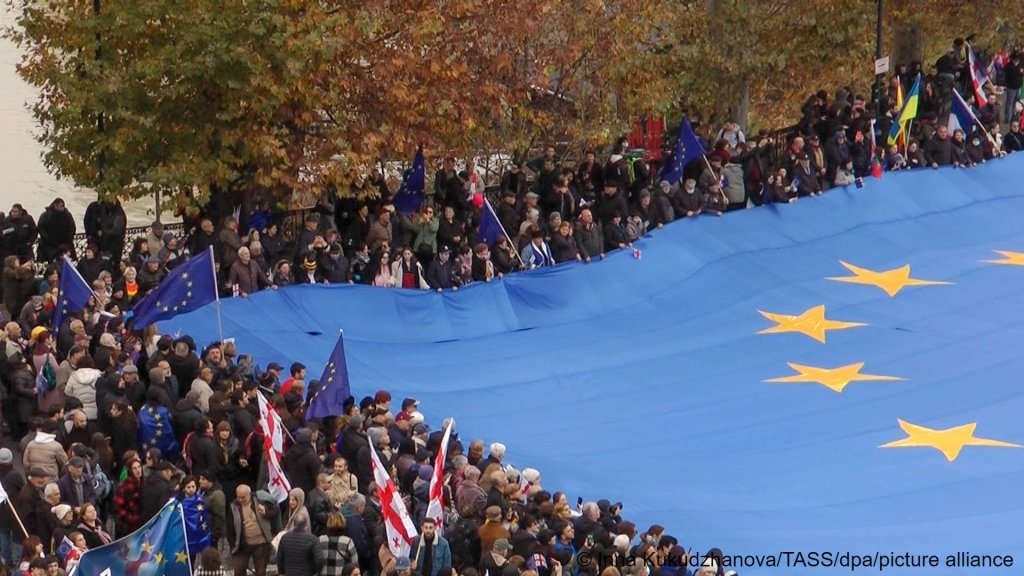 Georgians stretch out an EU flag made in 13 of Georgia's regions on December 15, 2023 after being granted the right to start the process to EU accession | Photo: Inna Kukudzhanova/TASS (Russian state picture agency) /dpa/picture alliance