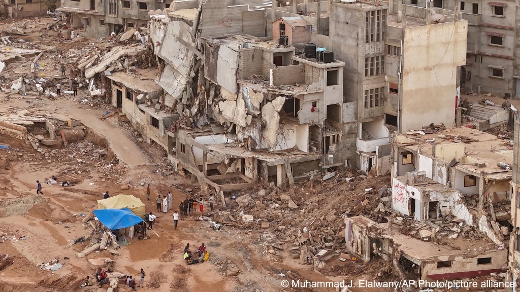 Rescuers and relatives of victims set up tents in front of collapsed buildings in Derna, Libya, September 18, 2023 | Photo: picture alliance / AP Photo / Muhammad J. Elalwany