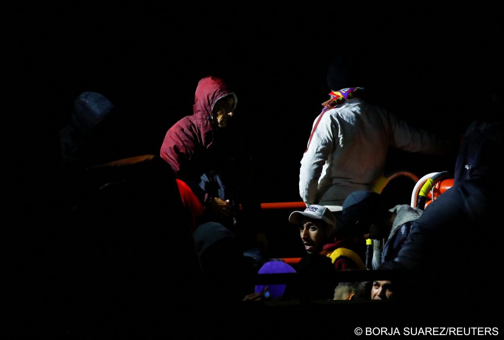 Migrants wait to disembark from a Spanish coast guard vessel, in the port of Arguineguin, on the island of Gran Canaria, Spain, February 1, 2022 | Photo: REUTERS/Borja Suarez
