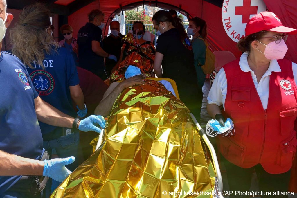 Survivors of a shipwreck receive first aid after a rescue operation at the port of Kalamata, about 240 kilometers southwest of Athens, on Wednesday, June 14, 2023 | Photo: AP/picture-alliance