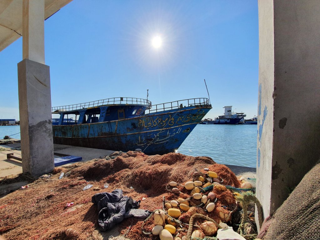 قارب مهاجرين في مرفأ جرجيس صادره خفر السواحل التونسي بعد اعتراض المهاجرين في المتوسط. الصورة: دانا البوز /مهاجرنيوز