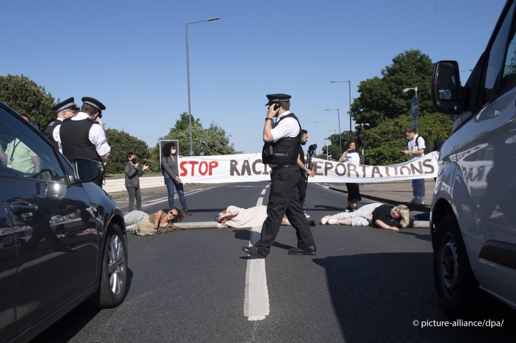 Protesters in Britain lay down in the road to try and stop the transfer of asylum seekers from the detention center to the airfield, ahead of the ECHR's decision | Photo: Rob Todd / Daily Mail / dmg media licensing / picture alliance