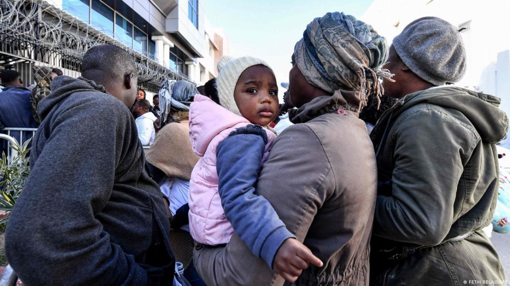 Sub-Saharan migrants gather outside the office of the United Nations High Commissioner for Refugees in Tunis to demand protection from racist attacks |  Photo: Fethi Beled/AFP