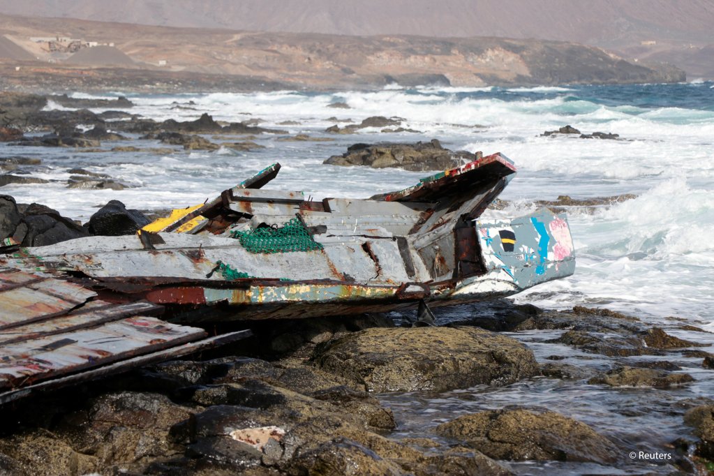 Pieces of a damaged boat carrying migrants from Senegal are seen after capsized near the coast of Sal Island, Cape Verde November 19, 2020. Picture taken November 19, 2020 | Photo: REUTERS/Jorge Avelino