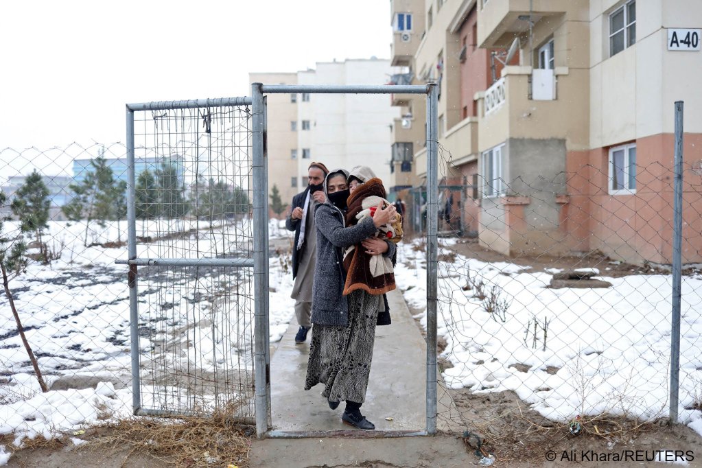 Baby Sohail Ahmadi is carried by his grandmother as they leave then house of Hamid Safi, a 29-year-old taxi driver who had found Sohail in the airport, in Kabul, Afghanistan, January 8, 2022 | Photo: REUTERS/Ali Khara