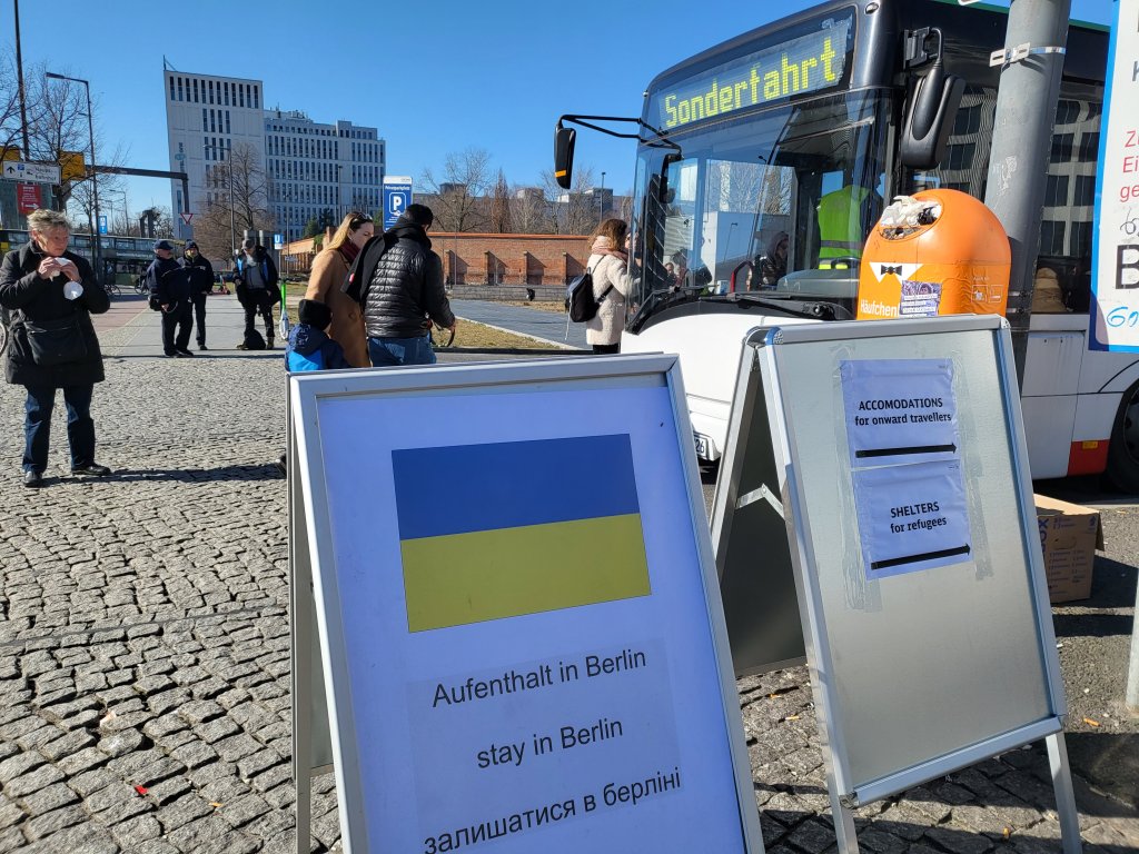 Signs in English and Ukrainian next to special buses for people having fled Ukraine in front of Berlin's main train station on March 7, 2022 | Photo: Benjamin Bathke/InfoMigrants