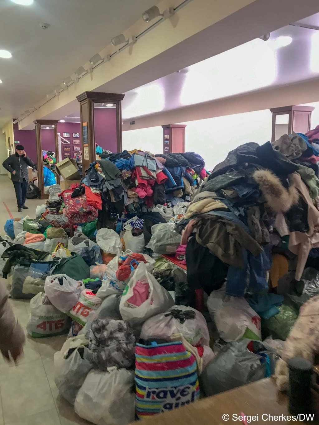 Humanitarian help piled up for those displaced by the Russian occupation of Melitopol | Photo: Sergei Cherkes / InfoMigrants / DW