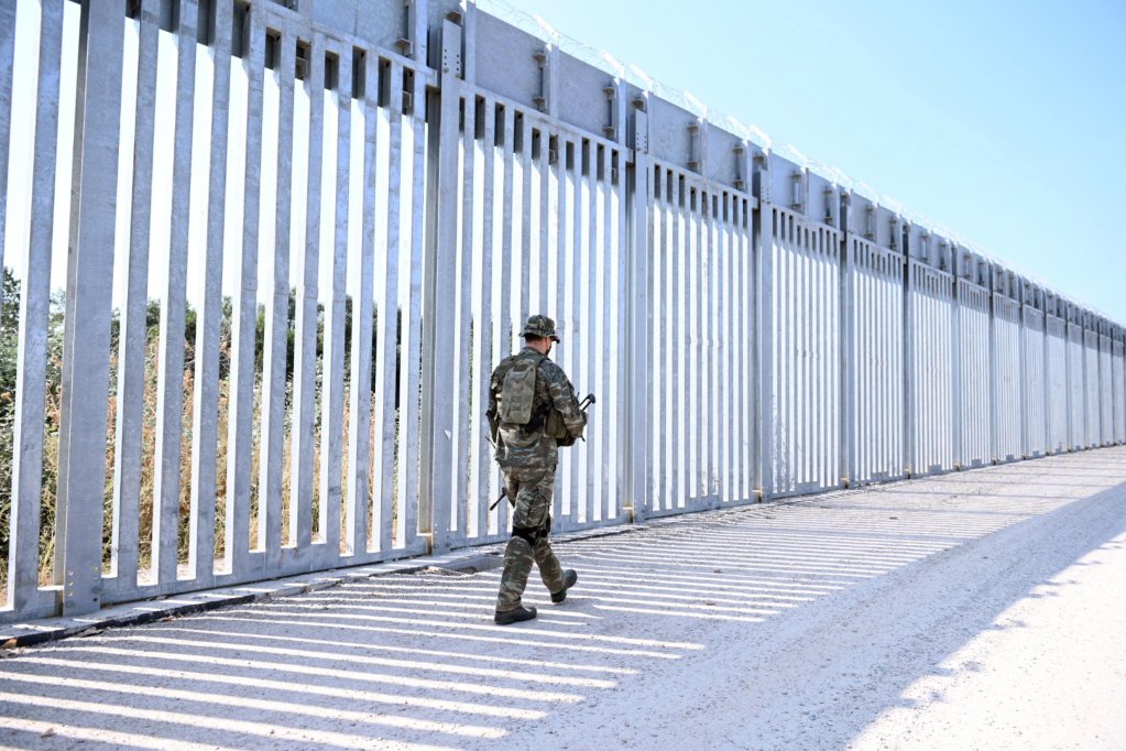 A soldier patrols near a steel fence built along the Evros River in the area of Feres, at the Greek-Turkish border, Greece, 1 September 2021 | Photo: ARCHIVE/EPA/DIMITRIS ALEXOUDIS