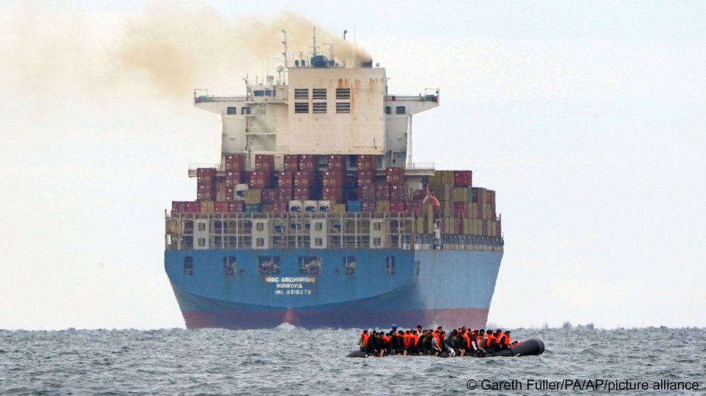Un groupe de personnes soupçonnées d'être des migrants traversant la Manche à bord d'un petit bateau quitte les côtes françaises et se dirige vers Douvres, Kent, Angleterre, mardi 29 août 2023 |  Photo : Image Alliance/Associated Press |  Gareth Fuller