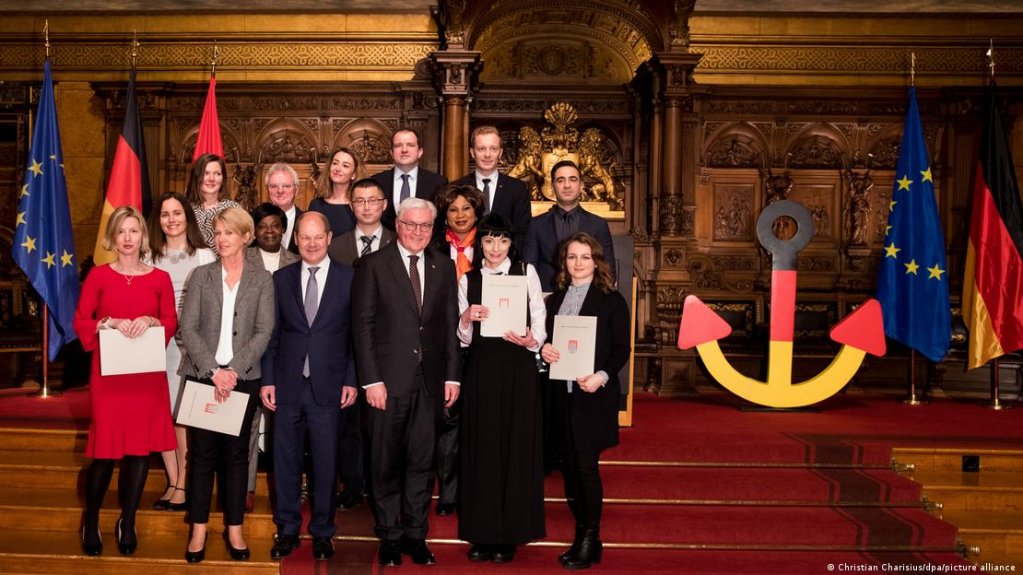 New German citizens posing with the German president (3rd from right, bottom row) in Hamburg in 2018 | Photo: Christian Charisius/dpa/picture alliance