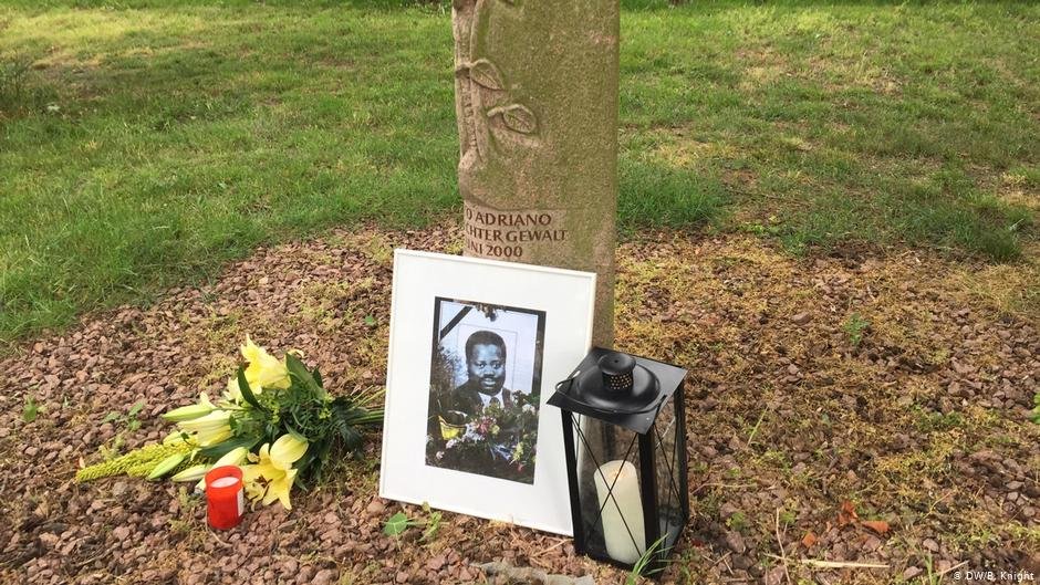 Thursday's commemoration was held at the simple memorial to Alberto Adriano, located in the Dessau city park where he was killed by neo-Nazis in 2020 | Photo: DW/Ben Knight