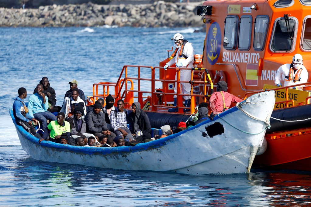 Les secours espagnols accompagnent une pirogue de migrants en fibre de verre vers le port d'Arguineguin, sur l'île de Grande Canarie, le 25 décembre 2024. Crédit : Reuters