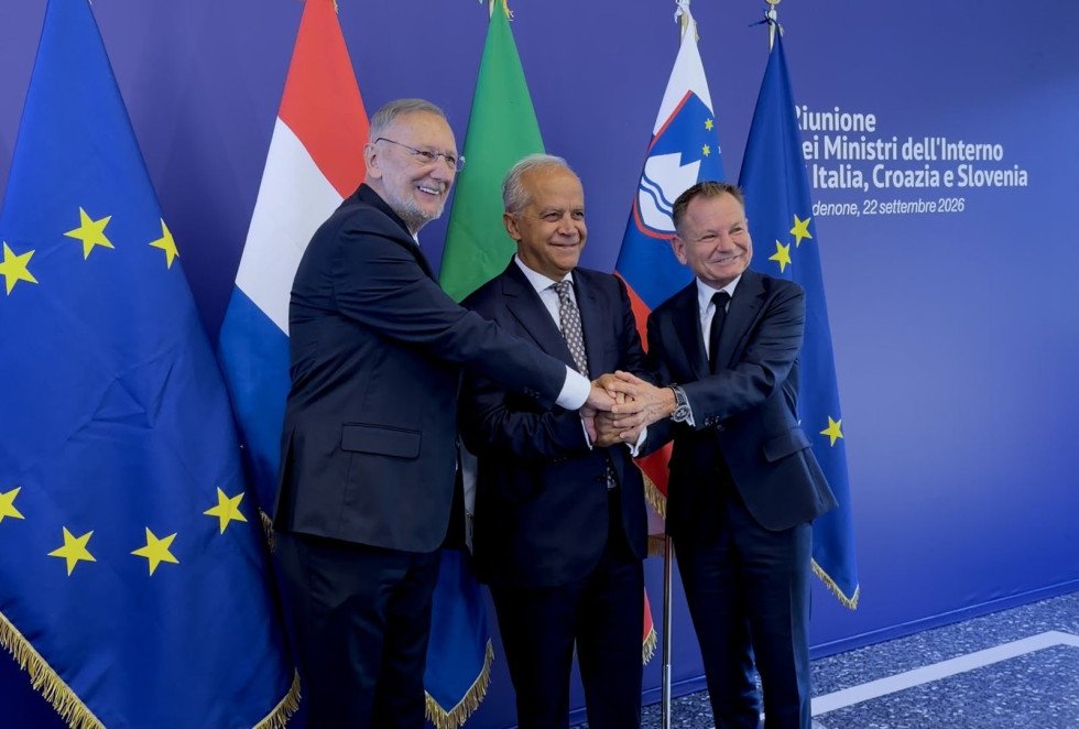 Handshake between the Interior Ministers of Slovenia, Italy and Croatia in Pordenone | Source: Italian Ministry of the Interior