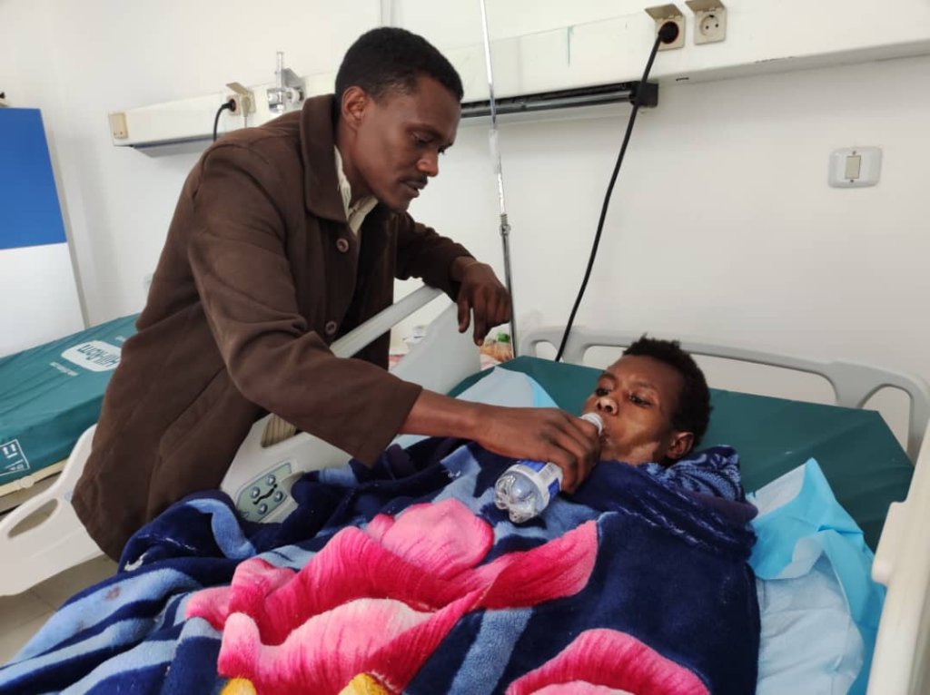 Hassan Zakaria est membre de la communauté soudanaise de Tripoli. Il veille sur Abdullah depuis le début de son hospitalisation dans la capitale libyenne. Crédit : DR