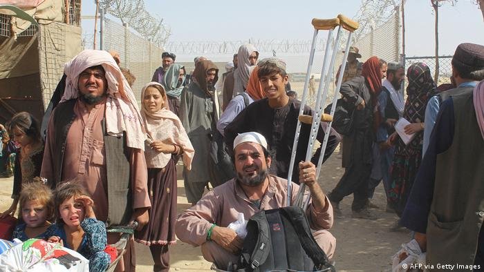 هزاران نفر منتظرند از گذرگاه چمن عبور کرده به پاکستان بروند (آگست ۲۰۲۱)