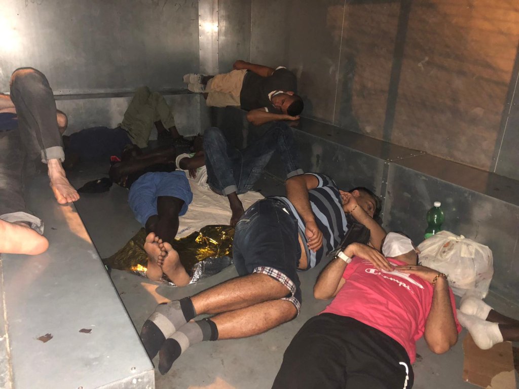 I migranti trascorrono la notte in un luogo di privazione della libertà a Mentone.  Credito: DOTT
