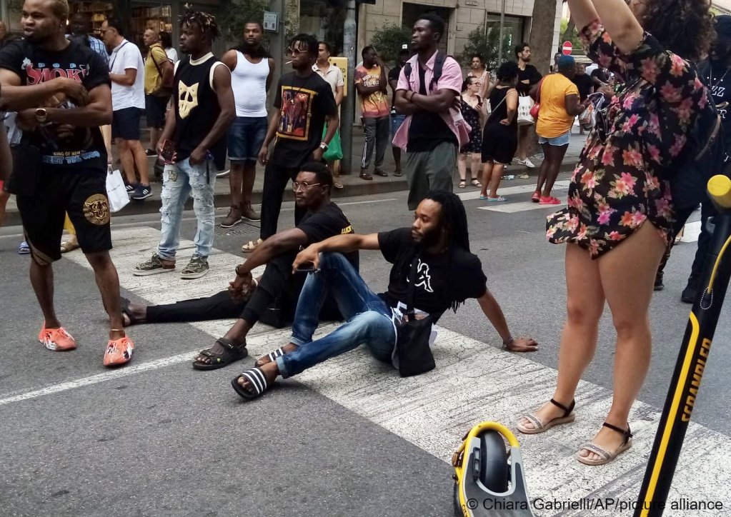 People protest where the Nigerian street vendor Alika Ogorchukwu has been murdered, in Civitanova Marche, Italy, Saturday, July 30, 2022 | Photo: Chiara Gabrielli / picture alliance / AP