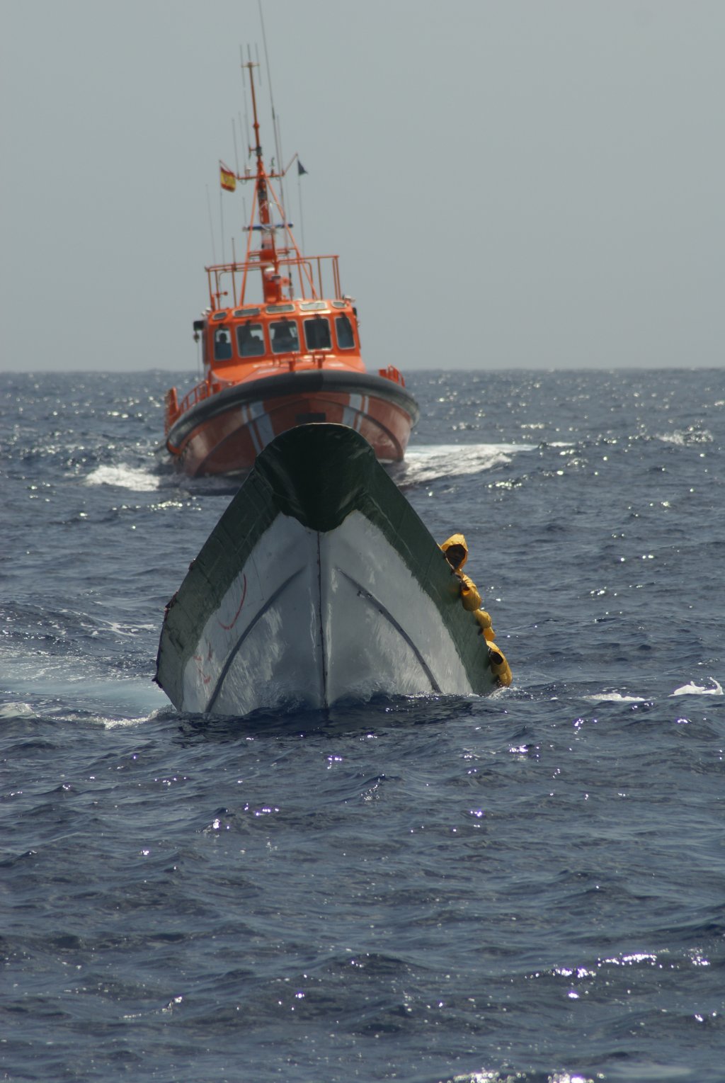 A rescue vessel of Spain's maritime rescue service approaching a migrant boat in distress | Photo: Sasemar