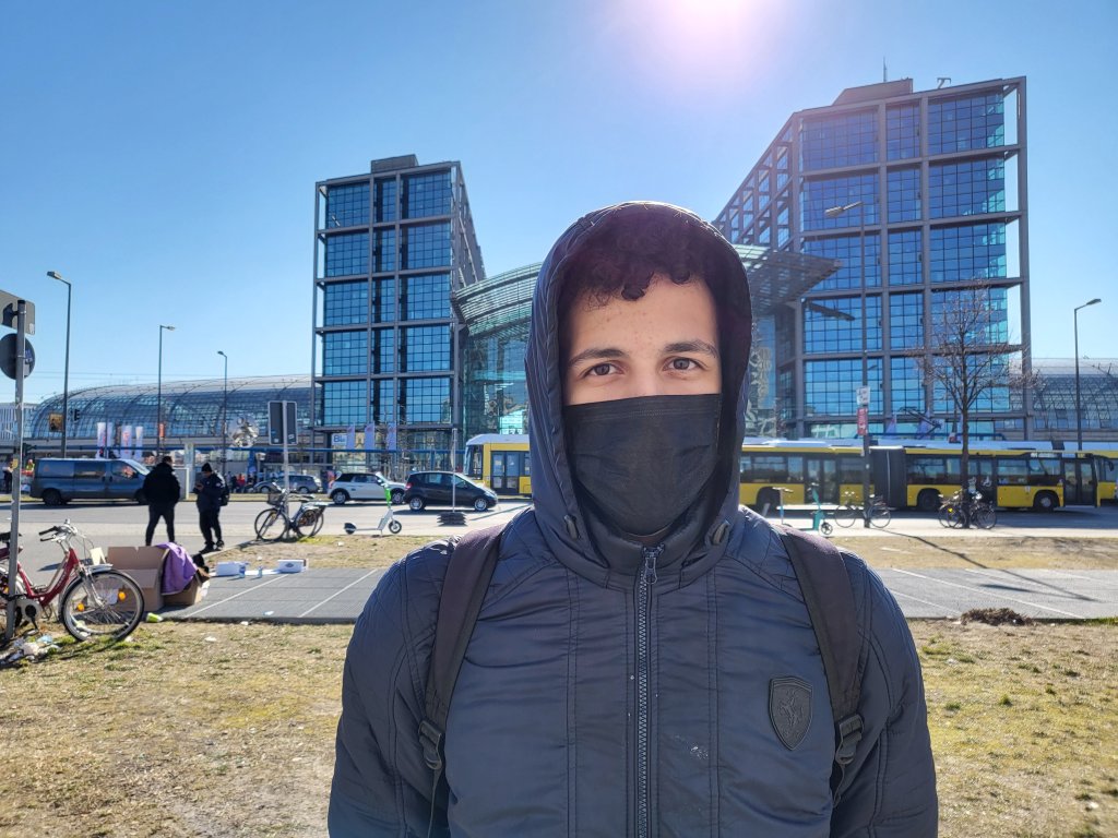 Amanuel, a Ukrainian refugee, standing in front of Berlin's main train station on March 7, 2022 | Photo: Benjamin Bathke/InfoMigrants