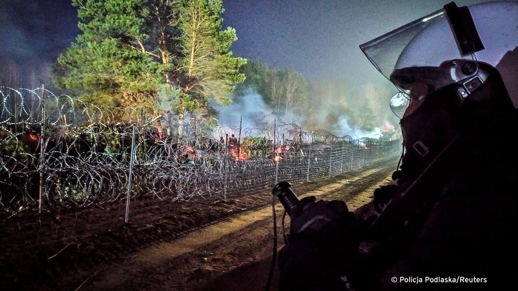 Polish police at the Belarus border, across a camp set up by migrants and refugees | Photo: Policja Podlaska/Reuters
