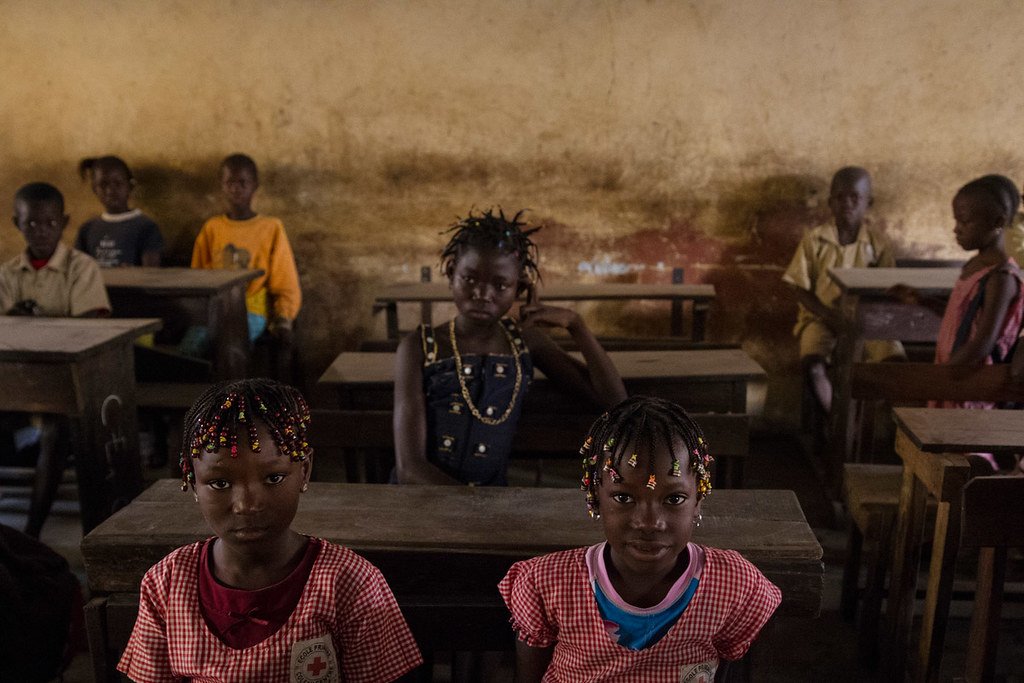 Des élèves d'une école de Conakry, en Guinée. Crédit : FlickrCC/Réponse d'urgence à l'épidémie de la maladie à virus Ebola de l'ONU (UNMEER)