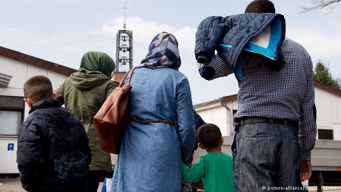 picture-alliance/dpa/S. Pförtner | صورة من الأرشيف للاجئين سوريين في ألمانيا.