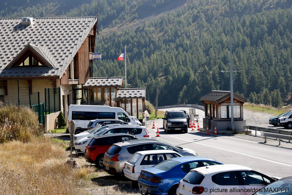 A picture of the border crossing at Montgenèvre between Italy and France in the High Alps | Photo: Pennant Franck / picture alliance / dpa / MAXppp
