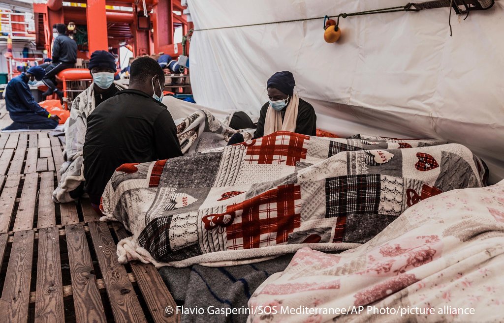 در جمع مهاجران نجات یافته توسط گارد ساحلی اسپانیا،علاوه بر مادر و نوزاد اش، یازده زن دیگر، چهار فرد خردسال و ۲۸ مرد در این قایق بودند.