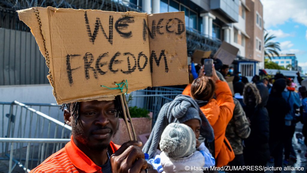 Sub-Saharan Africans hold a vigil outside the UNHCR headquarter in Tunis demanding to be repatriated because they no longer feel safe in the country. March 21, 2023 | Photo: picture alliance / Hasan Mrad/IMAGESLIVE via ZUMA Press Wire