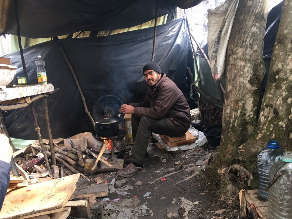 أحمد، مهاجر بنغالي، توجه إلى مخيم ليبا خلال الشتاء لتجنب الثلج ودرجات الحرارة المنخفضة جداً. المصدر: مهاجرنيوز