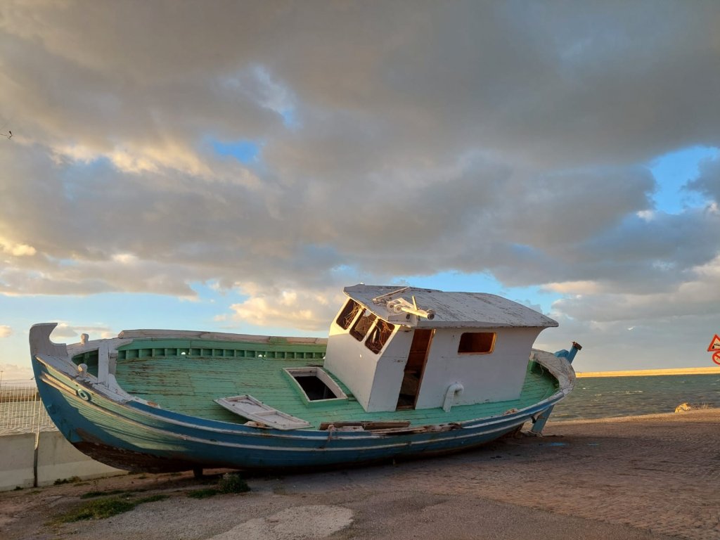 Ce bateau de pêche, arrivé sur les côtes calabraises en mars 2020, sera exposé dans la ville de Crotone en l'honneur des migrants. Crédit : DR