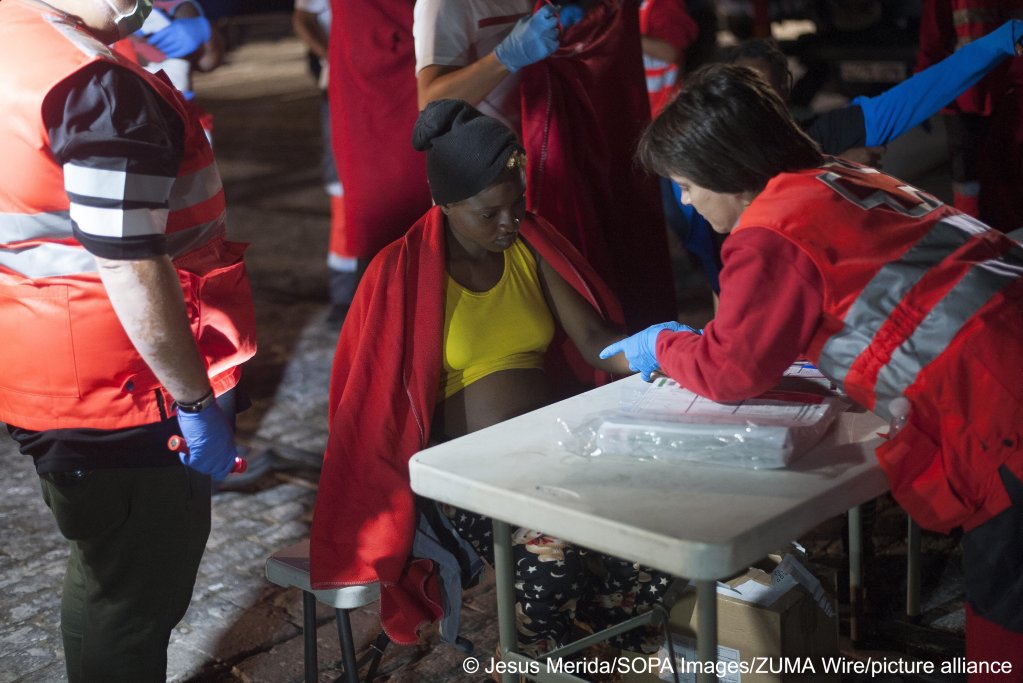  A pregnant woman is seen being helped by a member of the Spanish Red Cross during her arrival at Malaga, Spain, October 2018 | Photo: picture-alliance/Jesus Merida