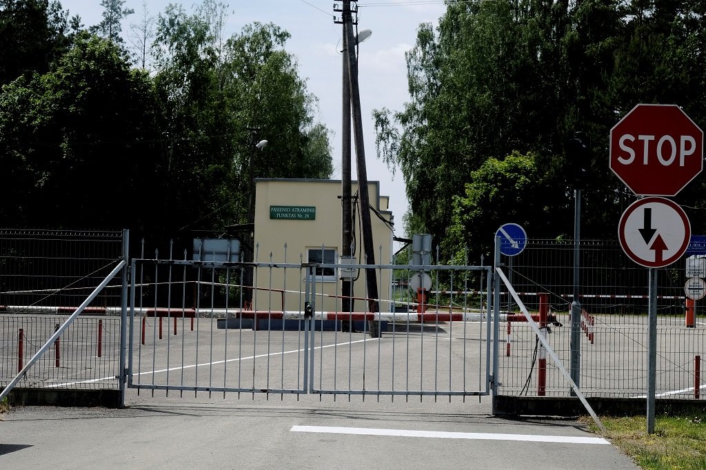 معبر راكاي الحدودي بين ليتوانيا وبيلاروسيا المغلق مؤقتا، 15 حزيران/يونيو 2021. رويترز