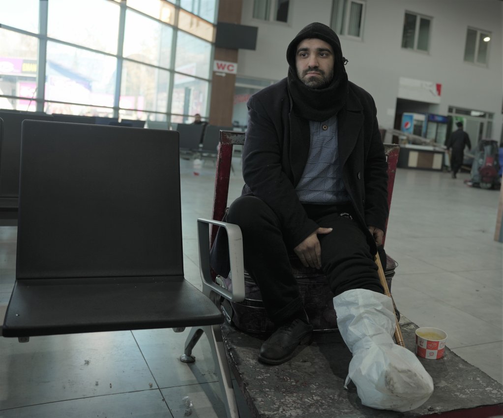 الشاب السوري الناجي من تحت الأنقاض جراء الزلزال، ينتظر الحافلة في محطة كهرمان مرعش جنوب تركيا