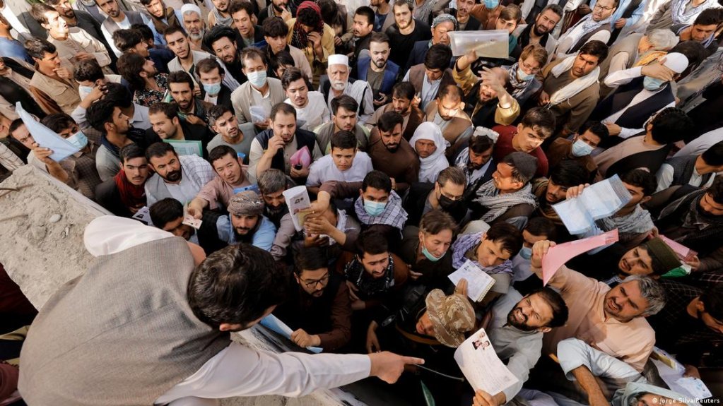 تجمع مردم در برابر ریاست پاسپورت در کابل (عکس آرشیف)
