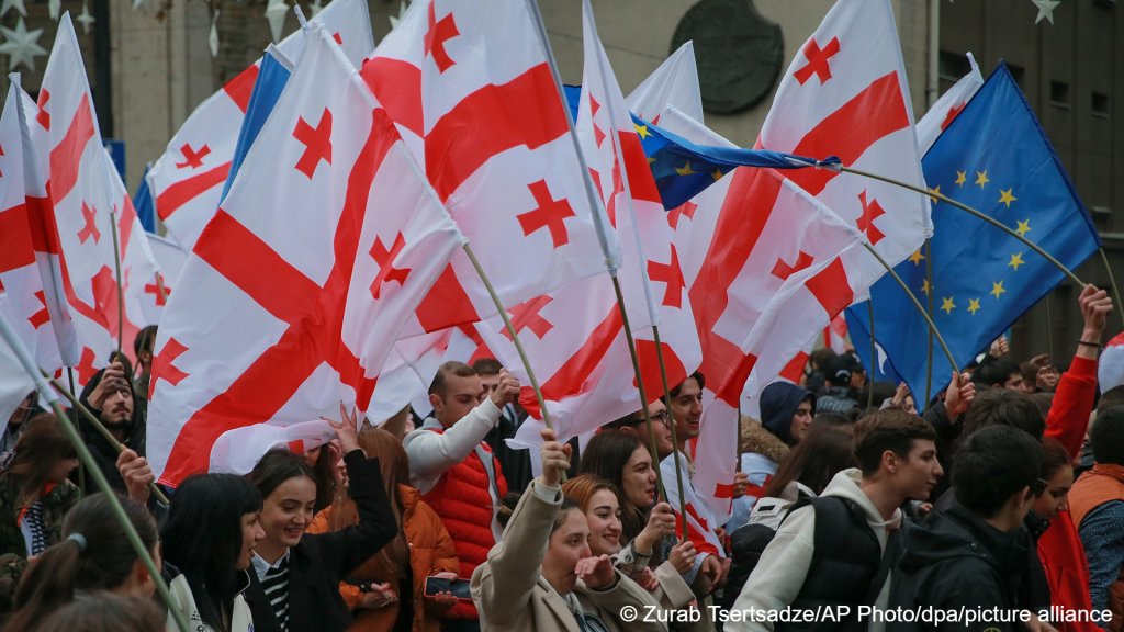 Georgians celebrate being granted the possibility to start the process of EU accession on December 15, 2023 | Photo: Zurab Tsertsadze/AP Photo/dpa/picture alliance