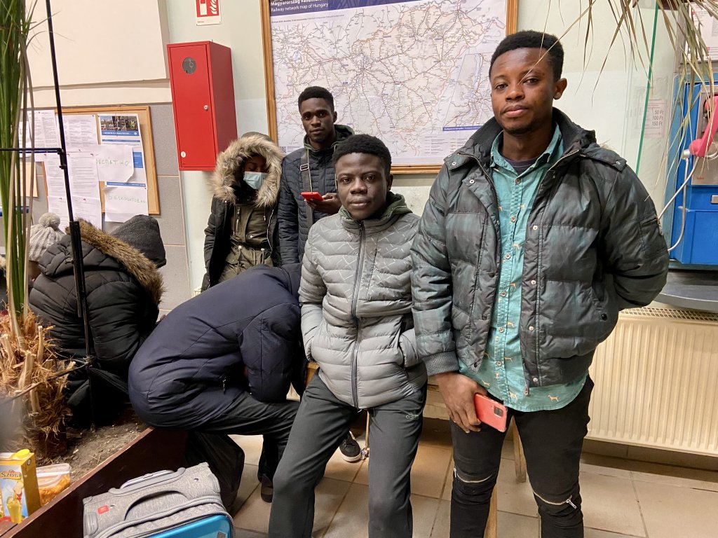 James (au centre) est arrivé mercredi à Zahony avec une dizaine d'amis. Tous sont originaires du Nigeria et étudiaient la médecine à Kiev. Crédit : InfoMigrants