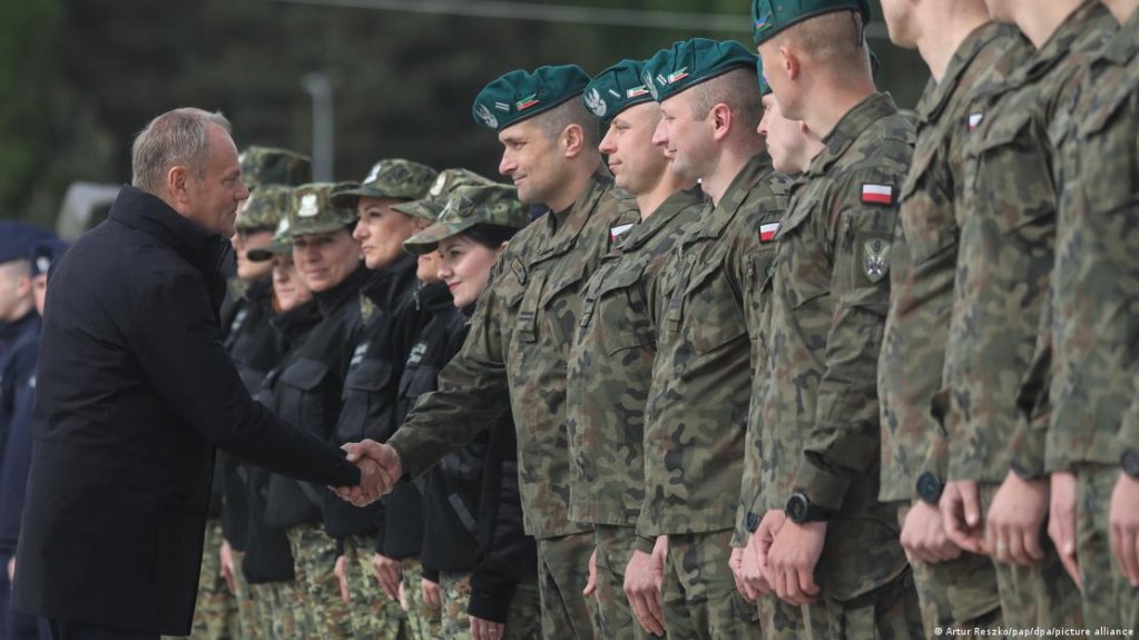 Prime Minister Tusk (left) visited troops stationed at the border with Belarus in May. | Photo: Artur Reszko/pap/dpa/picture alliance
