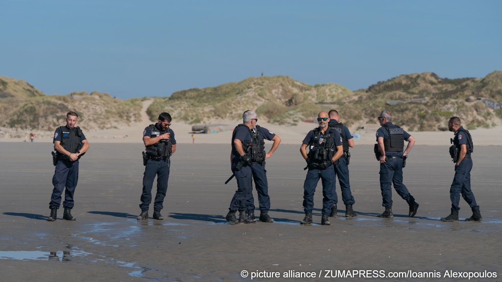 French authorities have beefed up patrols along the French coast - with a generous cash injection from the UK | Photo: Ionnis Alexopoulos/ZumaPress/picture-alliance