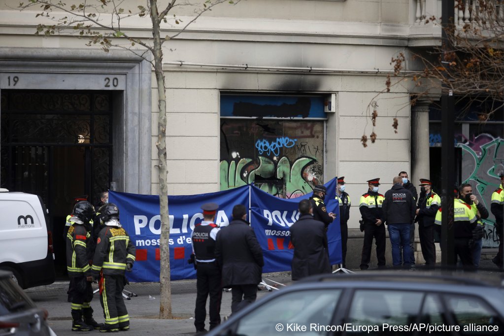 Police and firefighters outside the abandoned bank in Barcelona where a fire broke out on Tuesday, November 30, killing four | Photo: Kike Rincon / picture alliance / Europa Press AP