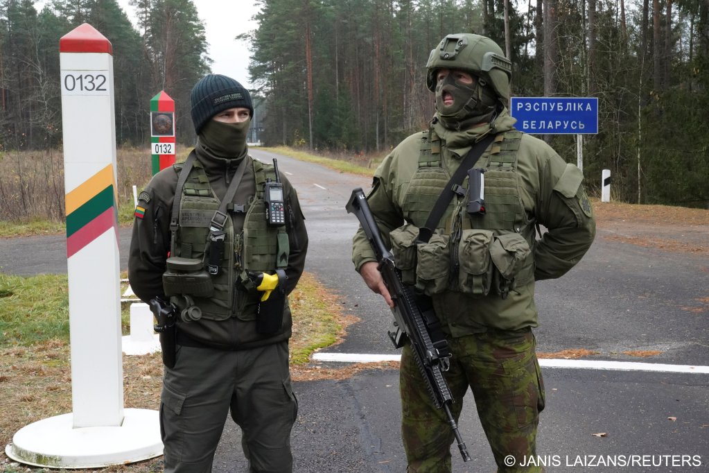 A Lithuanian army soldier and border guard officer stand next to the Belarusian border in Druskininkai, Lithuania, on November 4, 2021 | Photo: REUTERS/Janis Laizans