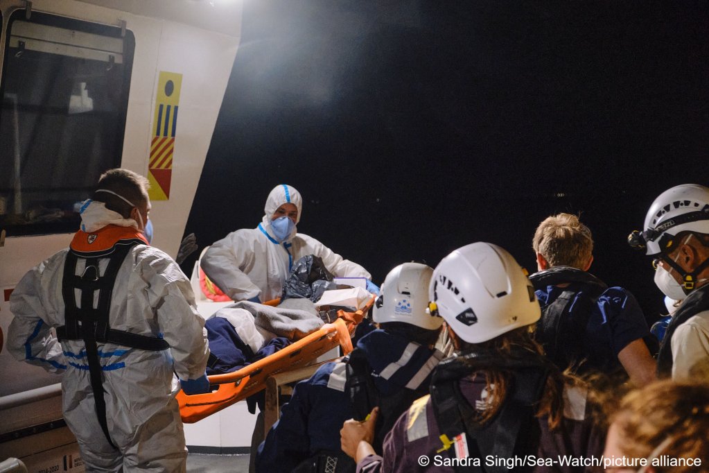 Una donna immigrata gravemente incinta è stata evacuata da Sea-Watch 3 mercoledì notte e ha partorito poco dopo |  Foto: Sandra Singh / Sea-Watch / picture-alliance 