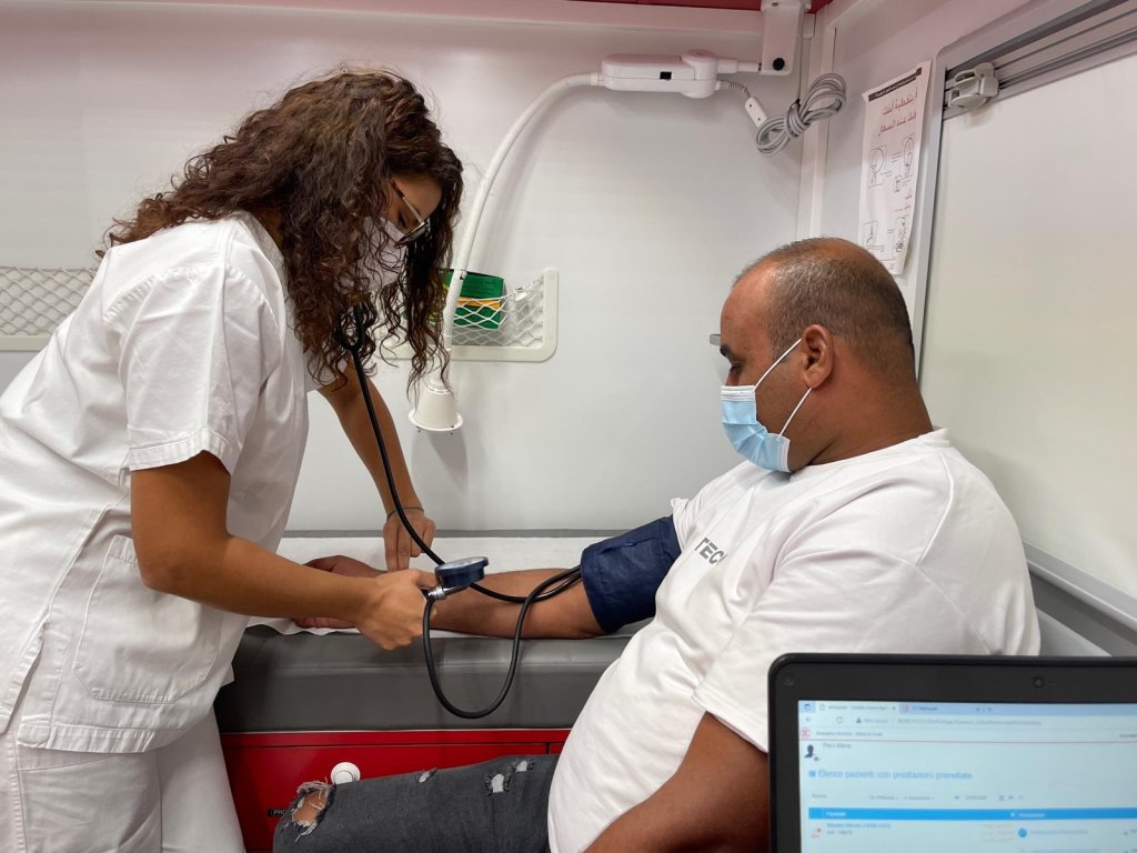 Inside Emergency's mobile clinic there are medical staff, social workers and psychologist to help patients with all their needs | Photo: Arafatul Islam / InfoMigrants