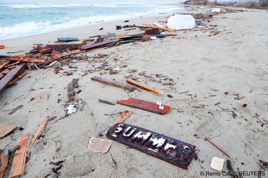 Debris from the ship in the aftermath of a deadly migrant shipwreck in Steccato di Cutro near Crotone, Italy, February 28, 2023 | Photo: REUTERS/Remo Casilli