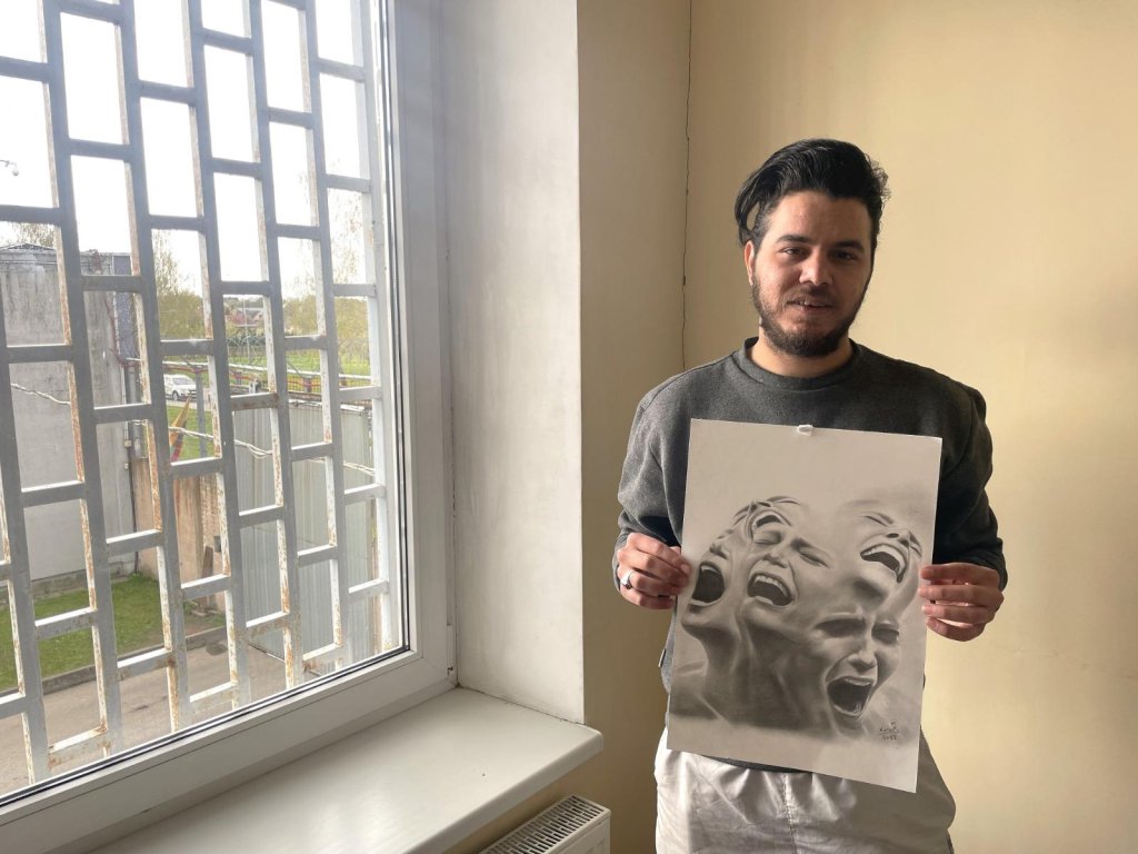Daniel with his drawing, he is currently detained in the Kybartai camp in Lithuania | Photo: Gabriela Ramírez