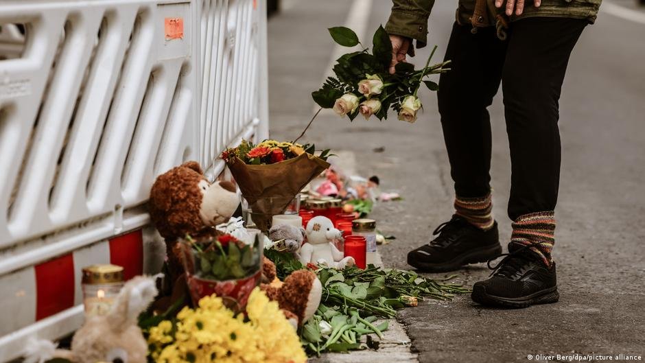 People laid flowers and other signs of condolence outside the Solingen apartment building | Photo: Oliver Berg/dpa/picture alliance