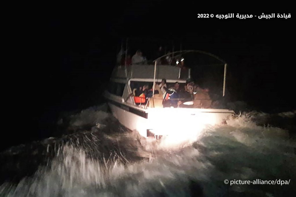 Several survivors of the shipwreck told local TV stations that the Lebanese navy ship rammed their boat, causing it to sink. Photo reads (in Arabic): 'Army Command - Directorate Department' | Photo: picture-alliance