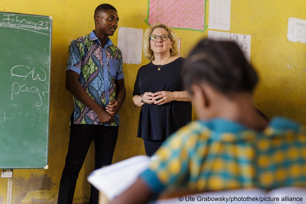 German Development Minister Svenja Schulze visits a Ghanain school, Sunbeam, in Krokrobite | Photo: Ute Grabowsky / photothek / picture alliance
